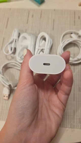 Cables y cargador blanco