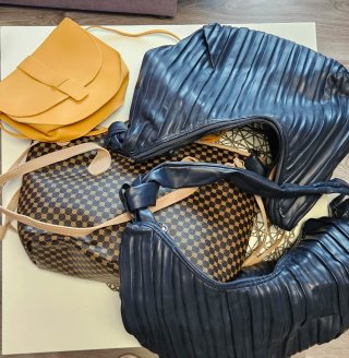 4 Bolsos Beige, azul y Marrón