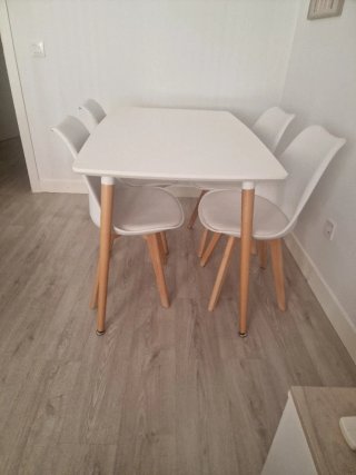 Mesa de comedor blanca y madera