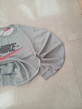 Sudadera Nike gris logo clásico rojo