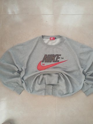 Sudadera Nike gris logo clásico rojo