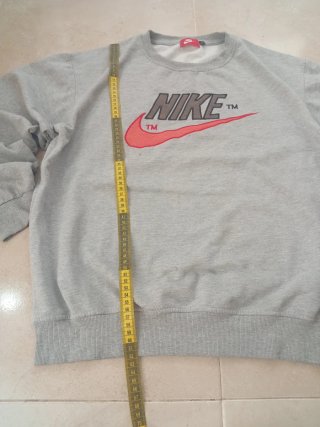 Sudadera Nike gris logo clásico rojo