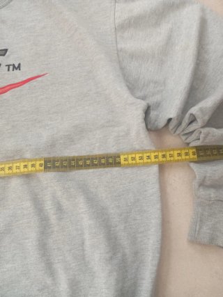 Sudadera Nike gris logo clásico rojo