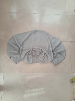 Sudadera Nike gris logo clásico rojo