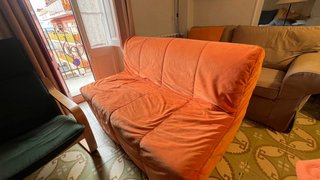 Sofá cama naranja Ikea. Está en Alp ( Cerdanya)