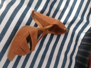 Zapatos de tacón marrones y naranjas