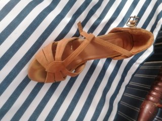 Zapatos de tacón marrones y naranjas