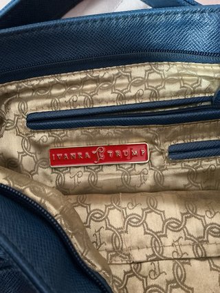 Bolso azul con cadena dorada