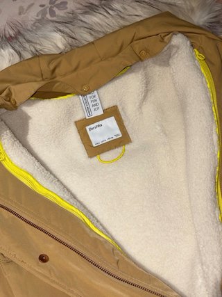 Chaqueta camel con capucha y pelo