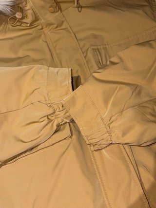 Chaqueta camel con capucha y pelo