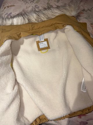 Chaqueta camel con capucha y pelo