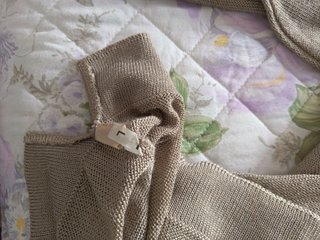 Maglione beige con colletto nero