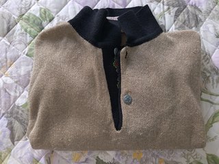 Maglione beige con colletto nero