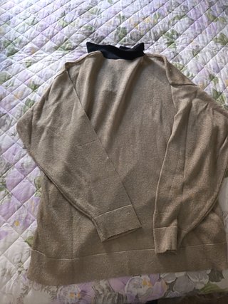 Maglione beige con colletto nero