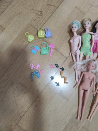 Lote de muñecas y accesorios (estilo Barbie)