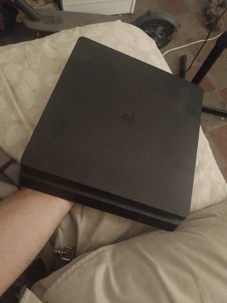 PS4 negra slim