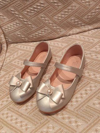 Zapatos niña plateados con lazo y perla