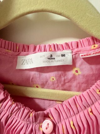 Blusa rosa con volantes y flores