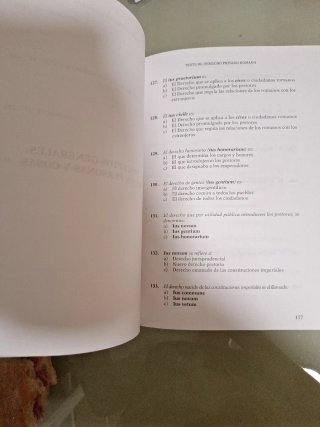 Cuadros gráficos y tests de derecho privado romano