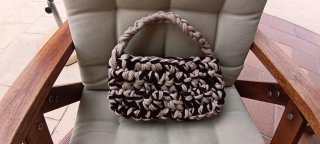 Bolso de mano tejido beige y marrón