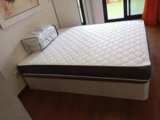 Canapé abatible blanco con cabecero