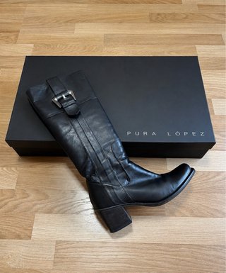 Botas altas negras de piel con hebilla  Pura López