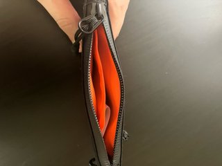 Cartera negra con cremallera y llavero