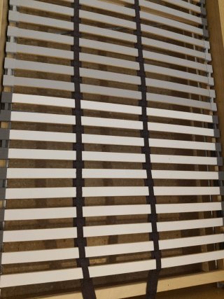 Cama de madera con somier.