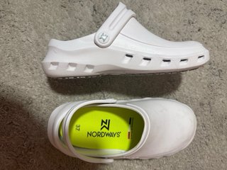 Zuecos blancos para hospital o uso propio