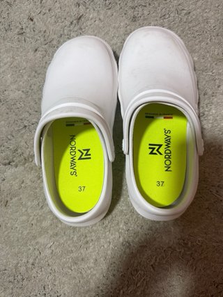 Zuecos blancos para hospital o uso propio