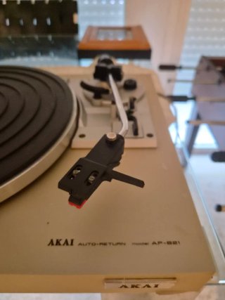 Tocadiscos Akai AP-B21 Auto-Return Beige
