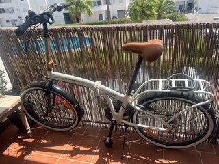 Bicicleta plegable blanca
