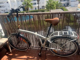 Bicicleta plegable blanca