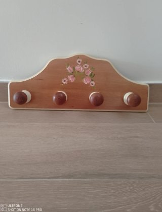 Perchero de madera decorado