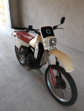 Moto Rieju Enduro/Motocross Beige y Roja