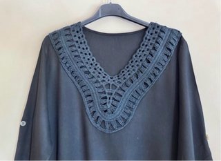 Vestido boho negro con crochet y flecos