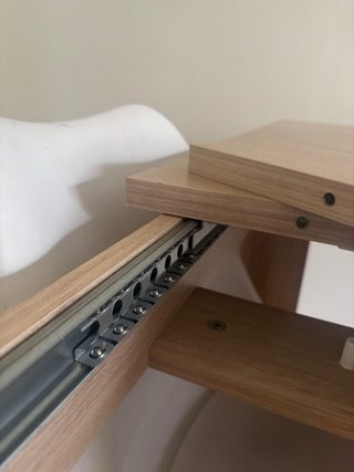 Mesa de comedor extensible con 4 sillas.