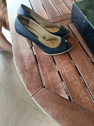 Zapatos de tacón negros y beige