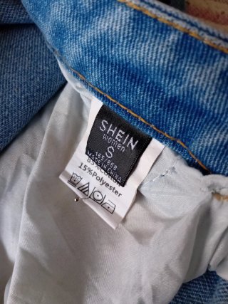 Pantalones vaqueros campana con abertura