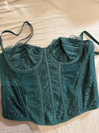 Corsets negros y verdes de encaje