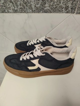 Deportivas azul y marrón