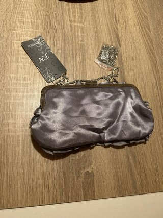 Bolso de fiesta plateado con volantes