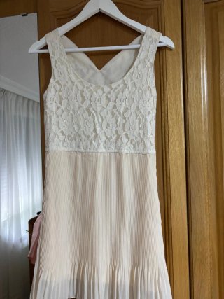 Vestido beige encaje y plisado