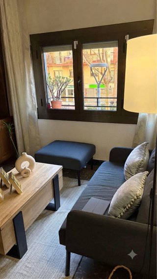 Sofá pequeño con reposapiés extraíble
