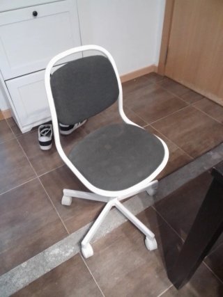 Silla de escritorio gris y blanca