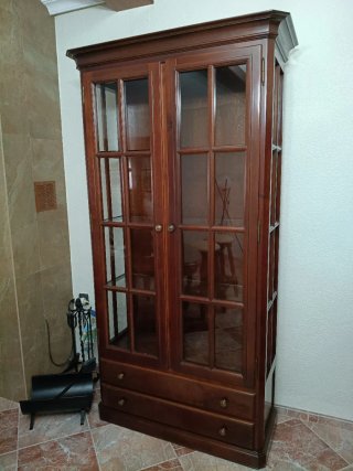 Vitrina expositora de madera y cristal