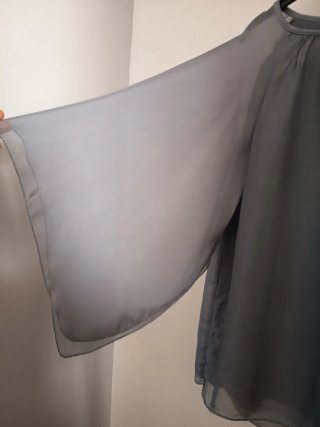 Blusa fluida manga capa gris azulado