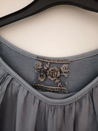 Blusa fluida manga capa gris azulado