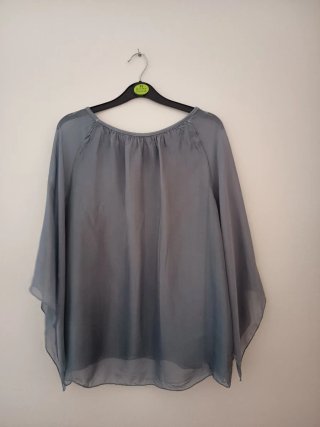 Blusa fluida manga capa gris azulado