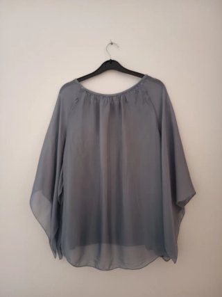 Blusa fluida manga capa gris azulado